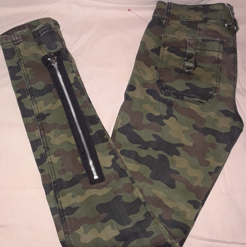 woman camo skinny cargo jeans